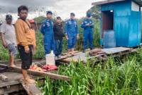 Anggota Satpolairud Polresta Banjarmasin. dan warga di lokasi kejadian di Jalan Muning RT 14 RW 01 Banjarmasin Selatan. (SuarIndonesia/DO)