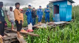 Anggota Satpolairud Polresta Banjarmasin. dan warga di lokasi kejadian di Jalan Muning RT 14 RW 01 Banjarmasin Selatan. (SuarIndonesia/DO)