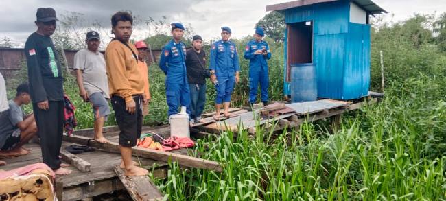 Anggota Satpolairud Polresta Banjarmasin. dan warga di lokasi kejadian di Jalan Muning RT 14 RW 01 Banjarmasin Selatan. (SuarIndonesia/DO)