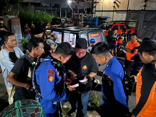 Korban Mahjuri alias Juri (41), yang dilaporkan tenggelam ditemukan tak bernyawa di Sungai Martapura Jalan RK Ilir Banjarmasin Selatan, Kamis (22/10/2025) dinihari, sekitar pukul 01.40 WITA. (SuarIndonesia/DO)