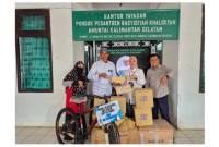 Penyerahan bantuan  langsung kepada pihak Pondok Pesantren RAKHA Amuntai. (SuarIndonesia/Ist)