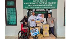 Penyerahan bantuan  langsung kepada pihak Pondok Pesantren RAKHA Amuntai. (SuarIndonesia/Ist)