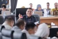 Ketua DPRD Kalsel Supian HK memimpin rapat menegaskan bahwa kebijakan anggaran harus berpihak kepada kepentingan publik dan berorientasi pada hasil nyata. (SuarIndonesia/Ist)