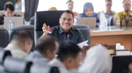 Ketua DPRD Kalsel Supian HK memimpin rapat menegaskan bahwa kebijakan anggaran harus berpihak kepada kepentingan publik dan berorientasi pada hasil nyata. (SuarIndonesia/Ist)