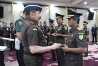 Jaksa Agung RI, ST Burhanuddin, serahkan tongkat komando kepada  Tiyas Widiarto, SH,MH, Rabu (23/10/2025). (SuarIndonesia/Ist)