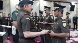 Jaksa Agung RI, ST Burhanuddin, serahkan tongkat komando kepada  Tiyas Widiarto, SH,MH, Rabu (23/10/2025). (SuarIndonesia/Ist)