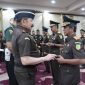 Jaksa Agung RI, ST Burhanuddin, serahkan tongkat komando kepada  Tiyas Widiarto, SH,MH, Rabu (23/10/2025). (SuarIndonesia/Ist)