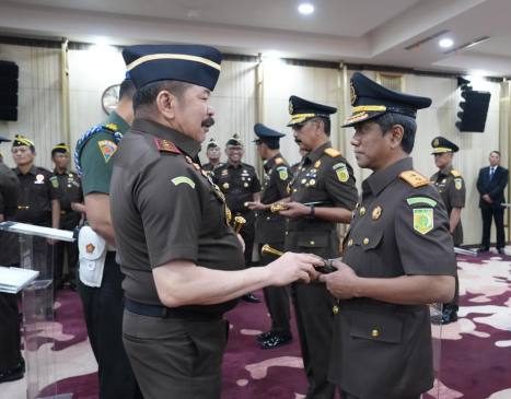 Jaksa Agung RI, ST Burhanuddin, serahkan tongkat komando kepada  Tiyas Widiarto, SH,MH, Rabu (23/10/2025). (SuarIndonesia/Ist)
