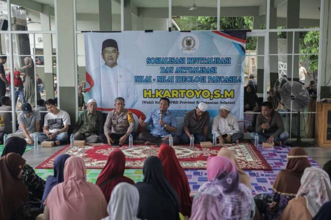 Sosrev) di Desa Sungai Paring, Kecamatan Kandangan, kelompok emak-emak  menjadi sasaran utama, Jumat (24/10/2025) (SuarIndonesia/Ist)