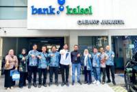 FOTO BERSAMA - Ketua DPRD Kota Banarmasin Rikval Fachuri, Ketua Komisi II HM Faisal Haeriyadie dan sejumlah Pegawai Bank Kalsel Cabang Jakarta serta Anggota KomisiI DPRD Kota Banjarmasin saat foto bersama.