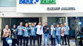 FOTO BERSAMA - Ketua DPRD Kota Banarmasin Rikval Fachuri, Ketua Komisi II HM Faisal Haeriyadie dan sejumlah Pegawai Bank Kalsel Cabang Jakarta serta Anggota KomisiI DPRD Kota Banjarmasin saat foto bersama.