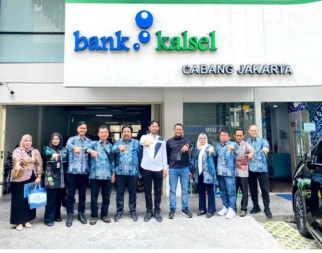 FOTO BERSAMA - Ketua DPRD Kota Banarmasin Rikval Fachuri, Ketua Komisi II HM Faisal Haeriyadie dan sejumlah Pegawai Bank Kalsel Cabang Jakarta serta Anggota KomisiI DPRD Kota Banjarmasin saat foto bersama.