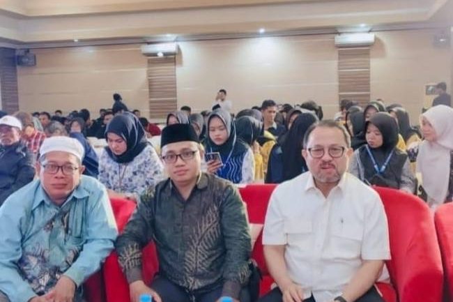 Pangeran Khairul Saleh (kanan)