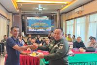 Kapenrem 101/Ant Mayor Inf Maserani, S.Ag serahkan potongan tumpeng kepada ,M. Yanto, S.A,P,, Senin (27/10/2025) SuarIndonesia/ist) 