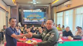 Kapenrem 101/Ant Mayor Inf Maserani, S.Ag serahkan potongan tumpeng kepada ,M. Yanto, S.A,P,, Senin (27/10/2025) SuarIndonesia/ist) 