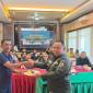 Kapenrem 101/Ant Mayor Inf Maserani, S.Ag serahkan potongan tumpeng kepada ,M. Yanto, S.A,P,, Senin (27/10/2025) SuarIndonesia/ist) 
