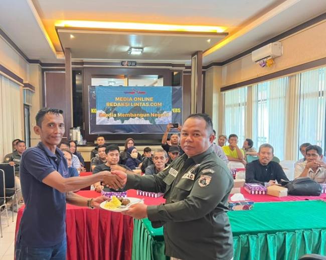 Kapenrem 101/Ant Mayor Inf Maserani, S.Ag serahkan potongan tumpeng kepada ,M. Yanto, S.A,P,, Senin (27/10/2025) SuarIndonesia/ist) 