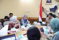 Wali Kota Banjarbaru Erna Lisa Halaby dalam rapat sinkronisasi data antara Bank Indonesia dan Bank Kalsel yang digelar pada 24 Oktober 2025 di Gedung H Lantai 8, Kementerian Dalam Negeri, Jakarta. (Foto: Prokopim Setda Banjarbaru)
