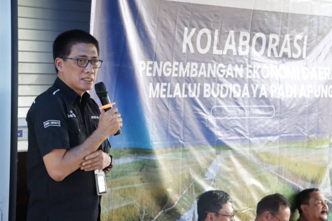 Direktur Utama Bank Kalsel, H Fachrudin saat memberikan kelarifikasi