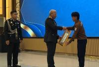 Kapolda Kalsel Irjen Pol Rosyanto Yudha Hermawan serahkan penghargaan kepada Mahasiswa ULM, yang berhasil ciptakan pupuk organik. Auditorium Mapolda Kalsel, Selasa (28/10/2025). (SuarIndonesia/Ist)