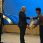Kapolda Kalsel Irjen Pol Rosyanto Yudha Hermawan serahkan penghargaan kepada Mahasiswa ULM, yang berhasil ciptakan pupuk organik. Auditorium Mapolda Kalsel, Selasa (28/10/2025). (SuarIndonesia/Ist)