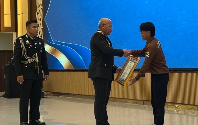 Kapolda Kalsel Irjen Pol Rosyanto Yudha Hermawan serahkan penghargaan kepada Mahasiswa ULM, yang berhasil ciptakan pupuk organik. Auditorium Mapolda Kalsel, Selasa (28/10/2025). (SuarIndonesia/Ist)