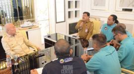 Driver Online Kalsel Bersatu (DOKB) di Kantor Gubernur, Banjarbaru, Selasa (28/10/2025). (SuarIndonesia/Adv)