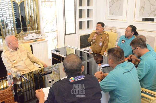 Driver Online Kalsel Bersatu (DOKB) di Kantor Gubernur, Banjarbaru, Selasa (28/10/2025). (SuarIndonesia/Adv)