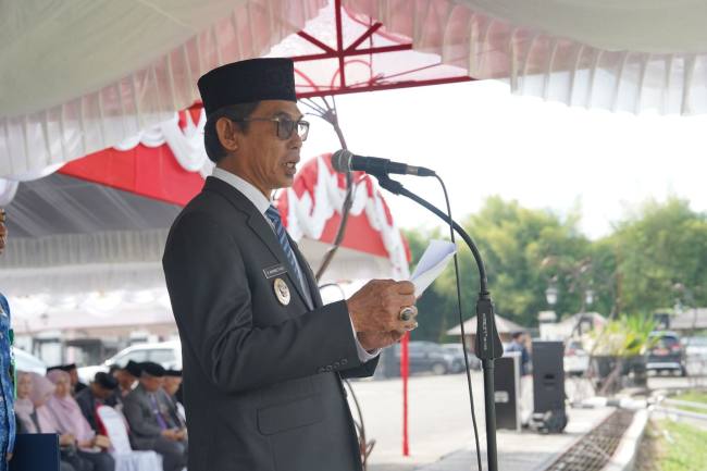 Akhmad Fauzi saat memimpin Upacara Peringatan Hari Sumpah Pemuda ke-97 Tahun 2025, yang digelar di halaman Kantor Bupati Balangan, Paringin Selatan, Selasa (28/10/2025). (SuarIndonesia/Adv)