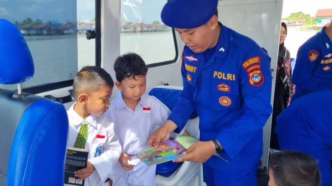 Kegiatan dilaksanakan di Dermaga SDN Basirih 10, Kecamatan Banjarmasin Selatan,  Rabu (29/10/2025). (SuarIndonesia/Ist)