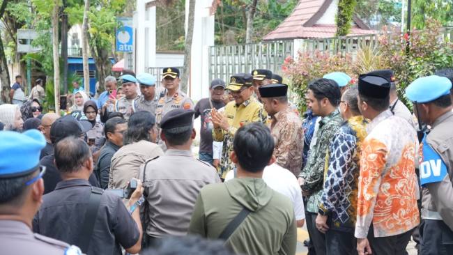 Aksi di depan Gedung DPRD Kalsel, Jalan Lambung Mangkurat Banjarmasin, Rabu (29/10/2025). SuarIndonesia/HM)