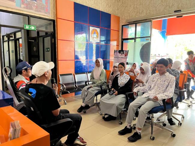 Anggota Ekstrakurikuler Jurnalistik SMA Negeri 1 Paringin melakukan kunjungan ke Kantor Badan Penanggulangan Bencana Daerah (BPBD) Balangan Rabu (29/10/2025). (SuarIndonesia/adv)