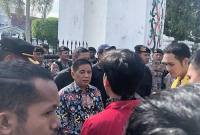 Aksi massa di depan DPRD Kalteng evaluasi kepemimpinan Prabowo-Gibran. (Foto: detikKalimantan/Ayuningtias P Lestari)