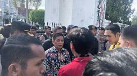 Aksi massa di depan DPRD Kalteng evaluasi kepemimpinan Prabowo-Gibran. (Foto: detikKalimantan/Ayuningtias P Lestari)