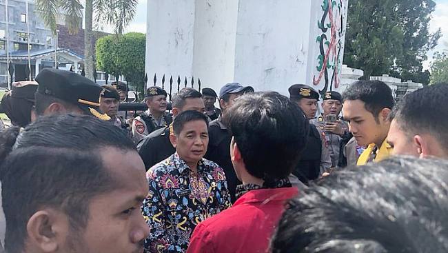 Aksi massa di depan DPRD Kalteng evaluasi kepemimpinan Prabowo-Gibran. (Foto: detikKalimantan/Ayuningtias P Lestari)