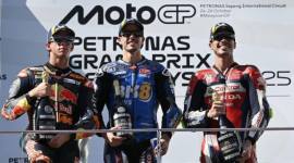 Podium juara MotoGP Malaysia 2025 Alex Marquez berhasil merebut kemenangan disusul Pedro Acosta dan Joan Mir. (Foto: REUTERS/Najjua Zulkefli)
