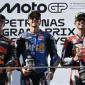 Podium juara MotoGP Malaysia 2025 Alex Marquez berhasil merebut kemenangan disusul Pedro Acosta dan Joan Mir. (Foto: REUTERS/Najjua Zulkefli)
