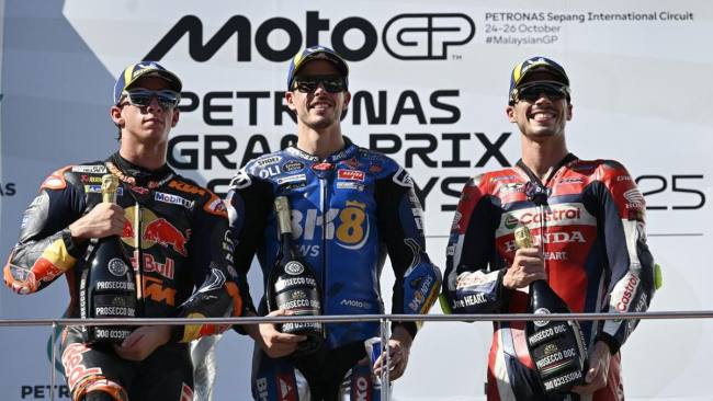 Podium juara MotoGP Malaysia 2025 Alex Marquez berhasil merebut kemenangan disusul Pedro Acosta dan Joan Mir. (Foto: REUTERS/Najjua Zulkefli)