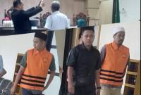 Mengenakan  rompi oranye, Faisal Mukti, eks Kepala Unit PT. Bank Rakyat Indonesia (Persero) Tbk Unit Senakin Cabang Batulicin, Bank BRI Kotabaru dan Ahmad Maulana selaku Teller, digiring dari sel. Sementara Saksi Ahli diambil sumpahnya sebelum memberikan keterangan , Kamis (16/10/2025) (SuarIndonesia/ZI)