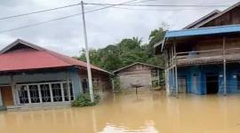 Sejumlah rumah di Desa Bajuh Kecamatan Kapuas Tengah terendam banjir, Senin (6/10/2025). (ANTARA/SI/Dokumen Pribadi)