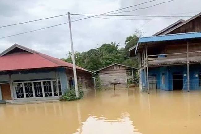Sejumlah rumah di Desa Bajuh Kecamatan Kapuas Tengah terendam banjir, Senin (6/10/2025). (ANTARA/SI/Dokumen Pribadi)