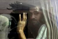 Seorang warga Palestina, yang ditahan di penjara Israel dan dibebaskan, terlihat di dalam sebuah bus yang membawanya pulang. (ANTARA/Anadolu)