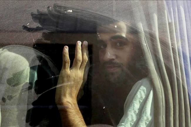 Seorang warga Palestina, yang ditahan di penjara Israel dan dibebaskan, terlihat di dalam sebuah bus yang membawanya pulang. (ANTARA/Anadolu)