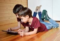 Foto Ilustrasi - Dua anak yang sedang memainkan gawai. (SI/Pixabay)