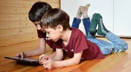 Foto Ilustrasi - Dua anak yang sedang memainkan gawai. (SI/Pixabay)