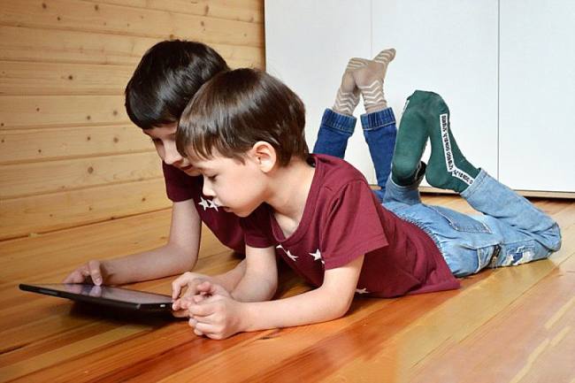 Foto Ilustrasi - Dua anak yang sedang memainkan gawai. (SI/Pixabay)