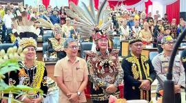 Bupati Malinau berfoto bersama akademisi Rocky Gerung, yang turut hadir di ruang sidang paripurna. (Foto: detikKalimantan/Oktavian Balang)