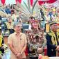 Bupati Malinau berfoto bersama akademisi Rocky Gerung, yang turut hadir di ruang sidang paripurna. (Foto: detikKalimantan/Oktavian Balang)