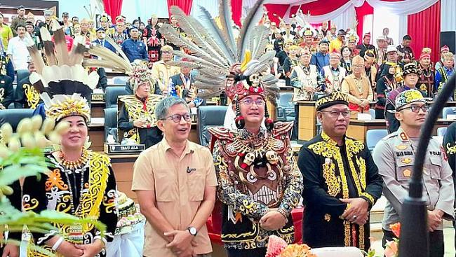Bupati Malinau berfoto bersama akademisi Rocky Gerung, yang turut hadir di ruang sidang paripurna. (Foto: detikKalimantan/Oktavian Balang)