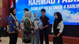 Bunda PAUD Kalsel menyerahkan bantuan siswa kurang mampu secara simbolis. Foto : MC Kalsel